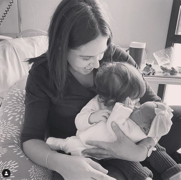 Justin de "Mariés au premier regard" dévoile une photo de Tiffany avec leurs filles Romy et Zélie, sur Instagram, le 2 décembre 2019