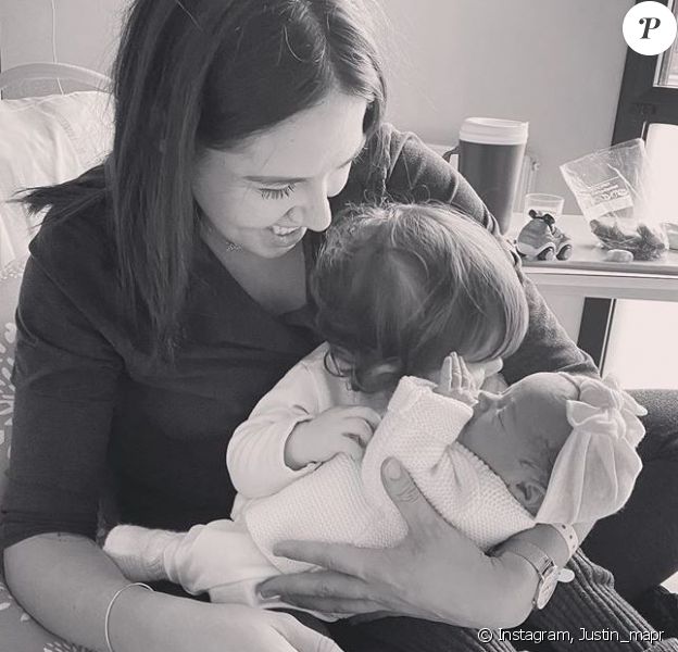Justin de "Mariés au premier regard" dévoile une photo de Tiffany avec leurs filles Romy et Zélie, sur Instagram, le 2 décembre 2019