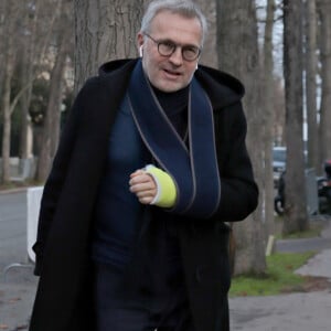 Laurent Ruquier, le bras plâtré - Arrivées des people à l'enregistrement de l'émission ' Vivement Dimanche ' au studio Gabriel à Paris le 13 novembre 2019.