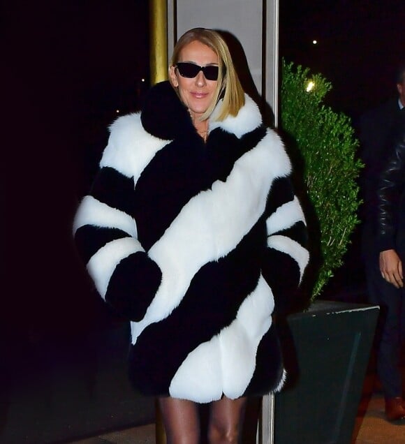 Exclusif - Céline Dion porte un manteau de fourrure XXL Saint Laurent noir et blanc, des bas La Perla, des talons Gianvitto et des lunettes de soleil Versace pour aller dîner à New York, le 13 novembre 2019