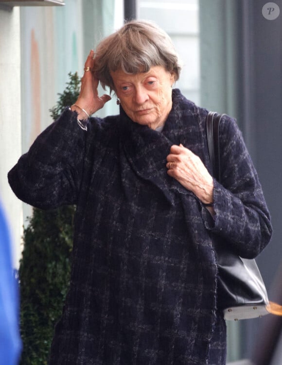 Exclusif - Dame Maggie Smith fait du shopping dans le quartier de Knightsbridge à Londres, Royaume Uni, le 13 avril 2018.