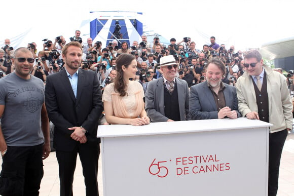 Jean Michel Correia, Matthias Schoenaerts, Marion Cotillard, Jacques Audiard, Bouli Lanners et Thomas Bidegain lors du photocall du film "De rouille et d'os", au 65e Festival de Cannes, le 17 mai 2012