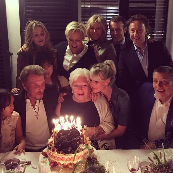 Line Renaud fête son anniversaire avec ses amis stars (Vanessa Paradis, Johnny et Laeticia Hallyday, Emmanuel Macron...), le 5 juillet 2016