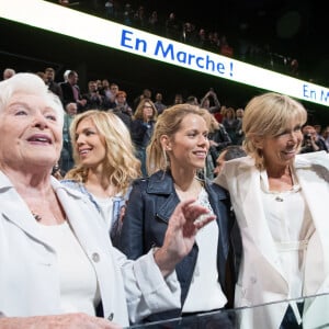 Line Renaud et Brigitte Macron (Trogneux) et ses filles Laurence et Tiphaine - La famille, les amis et soutiens d'Emmanuel Macron dans les tribunes lors du grand meeting d'Emmanuel Macron, candidat d'En Marche! à l'élection présidentielle 2017, à l'AccorHotels Arena à Paris, France, le lundi 17 avril 2017. © Cyril Moreau/Bestimage