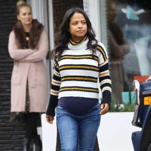 Christina Milian enceinte est allée se faire pomponner au Drybar du quartier de Sherman Oaks à Los Angeles, le 4 décembre 2019