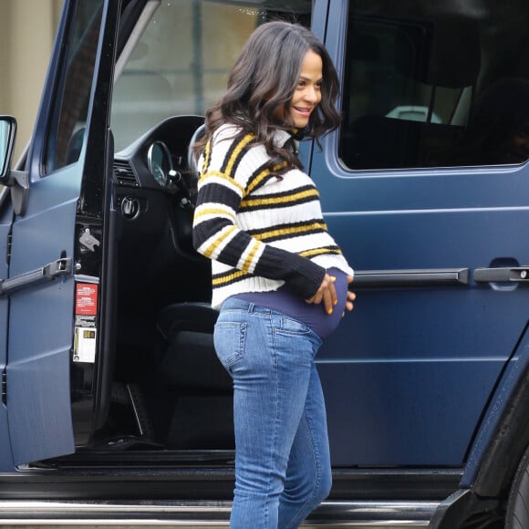 Christina Milian enceinte est allée se faire pomponner au Drybar du quartier de Sherman Oaks à Los Angeles, le 4 décembre 2019