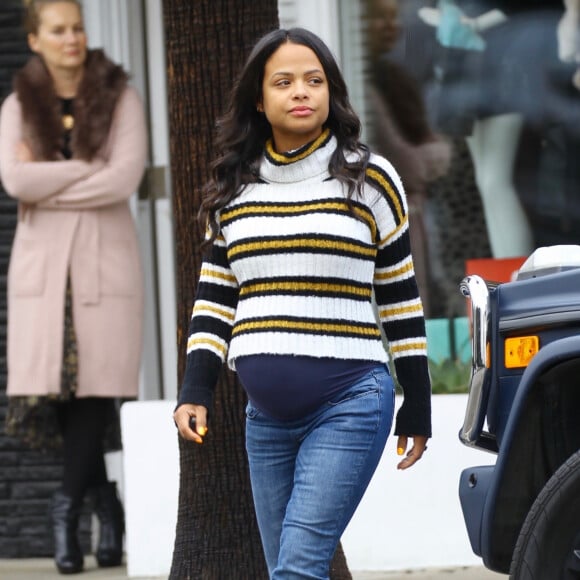 Christina Milian enceinte est allée se faire pomponner au Drybar du quartier de Sherman Oaks à Los Angeles, le 4 décembre 2019