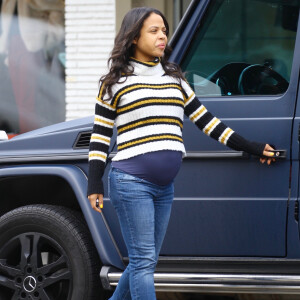 Christina Milian enceinte est allée se faire pomponner au Drybar du quartier de Sherman Oaks à Los Angeles, le 4 décembre 2019