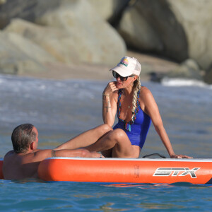 Laeticia Hallyday - Laeticia Hallyday rejoint Bella Hadid et son équipe de shooting sur un paddle géant et se baigne sur une plage de Saint-Barthélemy le 7 décembre 2019.