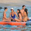 Bella Hadid, Laeticia Hallyday, Devon Lee Carlson, Jesse Jo Stark - Laeticia Hallyday rejoint Bella Hadid et son équipe de shooting sur un paddle géant et se baigne sur une plage de Saint-Barthélemy le 7 décembre 2019.