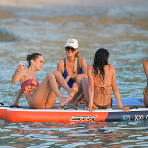 Bella Hadid, Devon Lee Carlson, Laeticia Hallyday, Jesse Jo Stark - Laeticia Hallyday rejoint Bella Hadid et son équipe de shooting sur un paddle géant et se baigne sur une plage de Saint-Barthélemy le 7 décembre 2019.