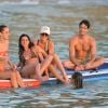 Bella Hadid, Devon Lee Carlson, Laeticia Hallyday, Jesse Jo Stark - Laeticia Hallyday rejoint Bella Hadid et son équipe de shooting sur un paddle géant et se baigne sur une plage de Saint-Barthélemy le 7 décembre 2019.