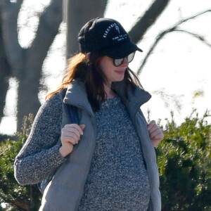 Exclusif - Anne Hathaway enceinte et son mari Adam Shulman sortent d'un traiteur à Westport, dans le Connecticut, le 3 novembre 2019.