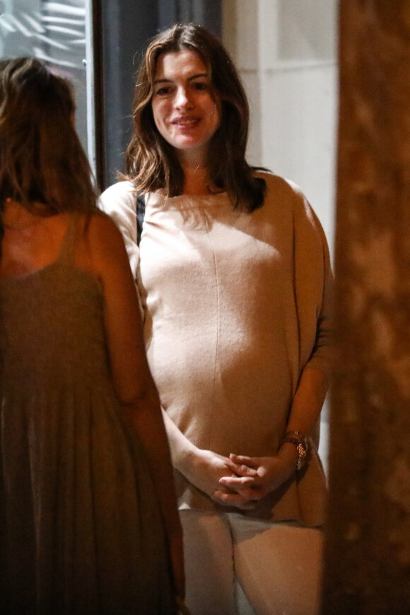 Exclusif - Prix Spécial - Anne Hathaway enceinte de son deuxième enfant et son mari Adam Shulman avec des amis au restaurant Jinpachi Sushi à West Hollywood à Los Angeles, le 26 juillet 2019.