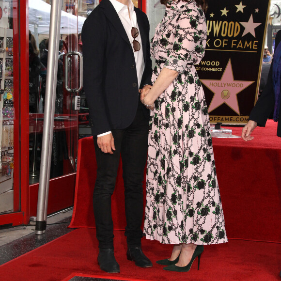 Anne Hathaway et son mari Adam Shulman - Anne Hathaway reçoit son étoile sur le Walk Of Fame dans le quartier de Hollywood à Los Angeles, le 9 mai 2019