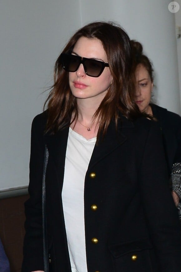 Exclusif - Anne Hathaway arrive à l'aéroport de Los Angeles (LAX), le 3 avril 2019.