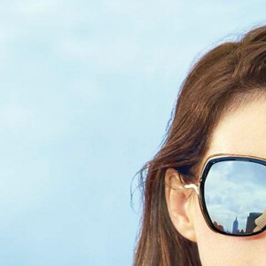 Anne Hathaway pose pour la nouvelle campagne du lunetier Bolon, le 19 mars 2019.