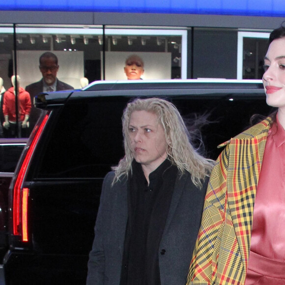 Anne Hathaway fait un passage à l'émission Good Morning America à New York en promotion pour le film Serenity le 23 janvier 2019.