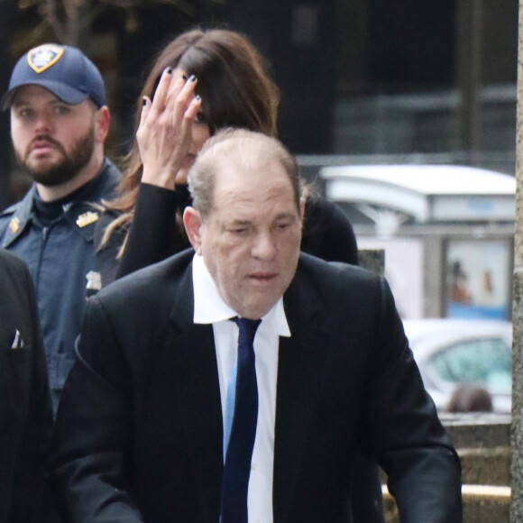 Harvey Weinstein arrive au tribunal en déambulateur à New York le 11 décembre 2019. Harvey Weinstein a vu sa caution augmenter car il a omis de porter son bracelet électronique. Le procureur avait demandé une caution de 5 millions de dollars mais le juge a accepté de la baisser à 2 millions. Harvey Weinstein marche avec un déambulateur car il souffre du dos. Il doit être opéré le lendemain de cette audience.