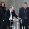 Harvey Weinstein arrive au tribunal en déambulateur à New York le 11 décembre 2019. Harvey Weinstein a vu sa caution augmenter car il a omis de porter son bracelet électronique. Le procureur avait demandé une caution de 5 millions de dollars mais le juge a accepté de la baisser à 2 millions. Harvey Weinstein marche avec un déambulateur car il souffre du dos. Il doit être opéré le lendemain de cette audience.