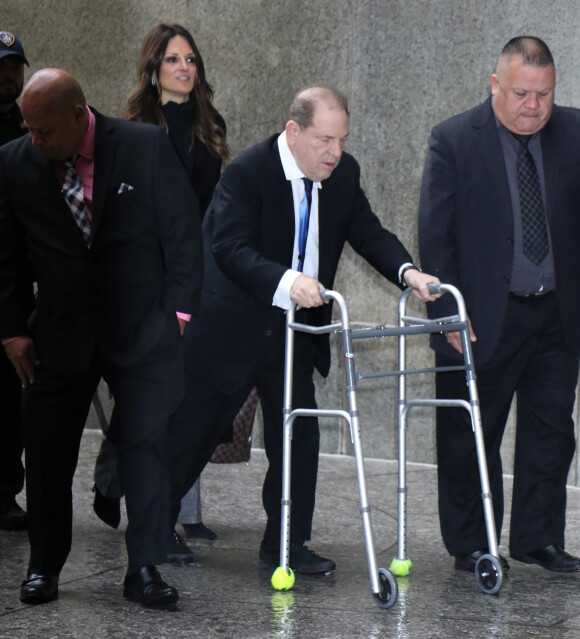 Harvey Weinstein arrive au tribunal en déambulateur à New York le 11 décembre 2019. Harvey Weinstein a vu sa caution augmenter car il a omis de porter son bracelet électronique. Le procureur avait demandé une caution de 5 millions de dollars mais le juge a accepté de la baisser à 2 millions. Harvey Weinstein marche avec un déambulateur car il souffre du dos. Il doit être opéré le lendemain de cette audience.