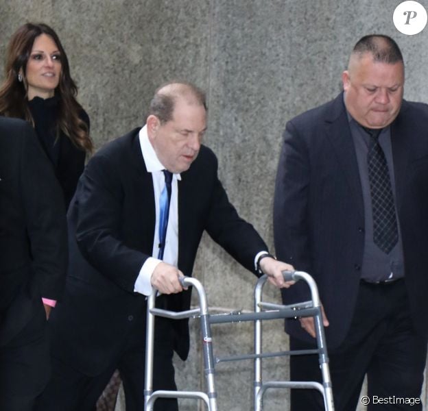 Harvey Weinstein arrive au tribunal en déambulateur à New York le 11 décembre 2019. Harvey Weinstein a vu sa caution augmenter car il a omis de porter son bracelet électronique. Le procureur avait demandé une caution de 5 millions de dollars mais le juge a accepté de la baisser à 2 millions. Harvey Weinstein marche avec un déambulateur car il souffre du dos. Il doit être opéré le lendemain de cette audience.