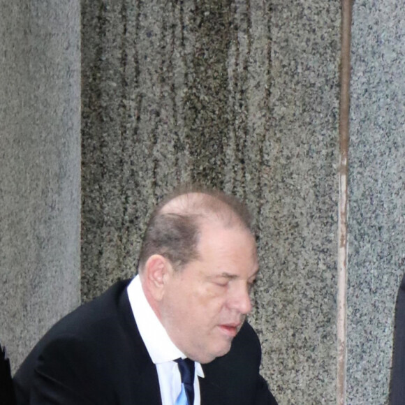 Harvey Weinstein arrive au tribunal en déambulateur à New York le 11 décembre 2019. Harvey Weinstein a vu sa caution augmenter car il a omis de porter son bracelet électronique. Le procureur avait demandé une caution de 5 millions de dollars mais le juge a accepté de la baisser à 2 millions.