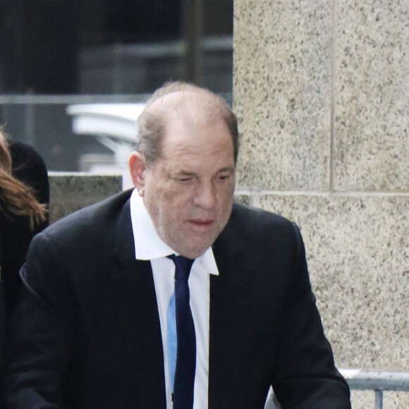 Harvey Weinstein arrive au tribunal en déambulateur à New York le 11 décembre 2019. Harvey Weinstein a vu sa caution augmenter car il a omis de porter son bracelet électronique. Le procureur avait demandé une caution de 5 millions de dollars mais le juge a accepté de la baisser à 2 millions. Harvey Weinstein marche avec un déambulateur car il souffre du dos. Il doit être opéré le lendemain de cette audience.