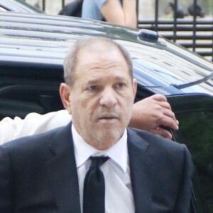 Harvey Weinstein fait un passage à la Cour suprême de l'État de New York pour entendre les nouvelles accusations de l'actrice Annabella Sciorra et le report de son procès le 26 août 2019. L'actrice des Sopranos, Annabella Sciorra, accuse à son tour le producteur de viol. L'agression ce serait déroulée chez la victime en 1993.