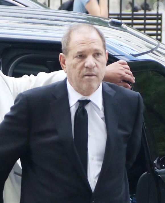 Harvey Weinstein fait un passage à la Cour suprême de l'État de New York pour entendre les nouvelles accusations de l'actrice Annabella Sciorra et le report de son procès le 26 août 2019. L'actrice des Sopranos, Annabella Sciorra, accuse à son tour le producteur de viol. L'agression ce serait déroulée chez la victime en 1993.