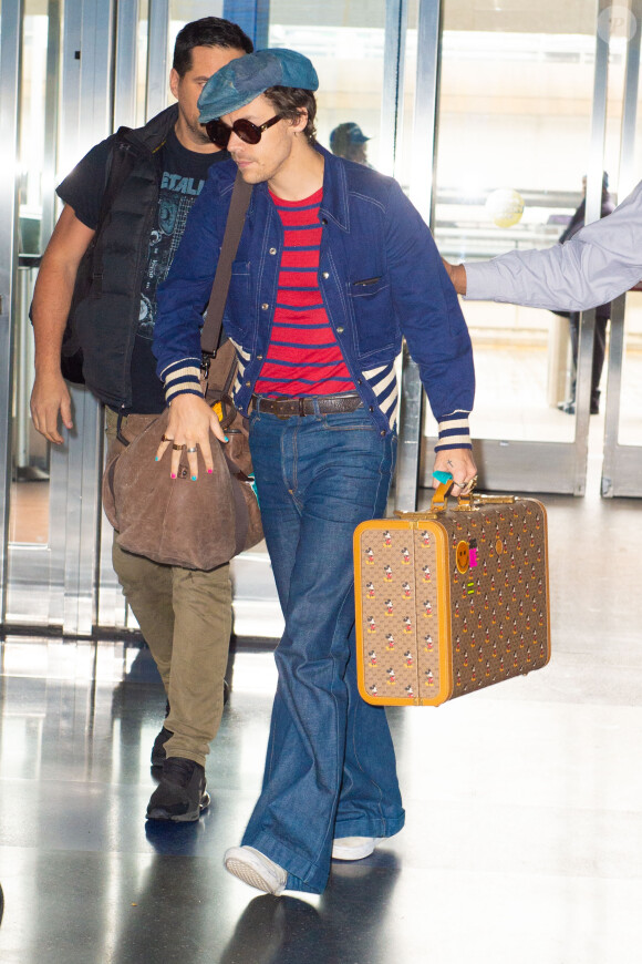 Exclusif - Harry Styles arrive à l'aéroport de JFK à New York. Le 18 novembre 2019