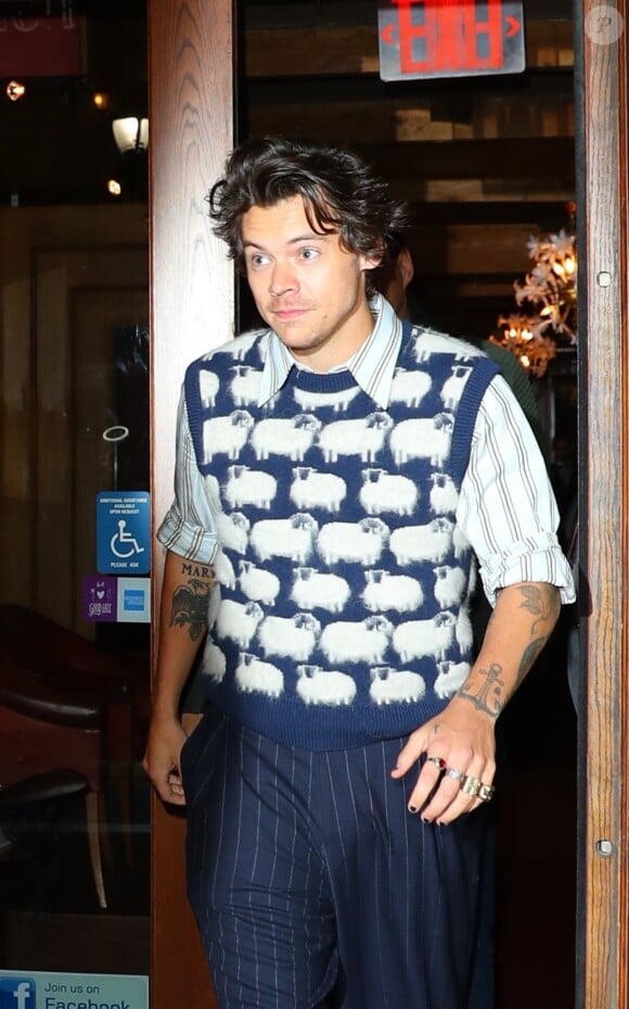 Harry Styles porte un pull avec des moutons tricotés à la sortie d'un immeuble à New York, le 12 novembre 2019