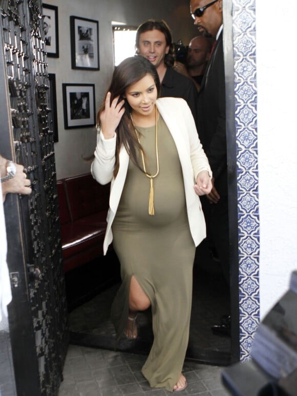 Kim Kardashian, enceinte (de sa fille North), quitte le restaurant Casa Vega avec son ami Jonathan Cheban. Los Angeles, le 12 juin 2013.