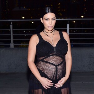 Kim Kardashian, enceinte (de son fils Saint) au défilé Givenchy, collection printemps-été 2016 à New York, le 11 septembre 2015.