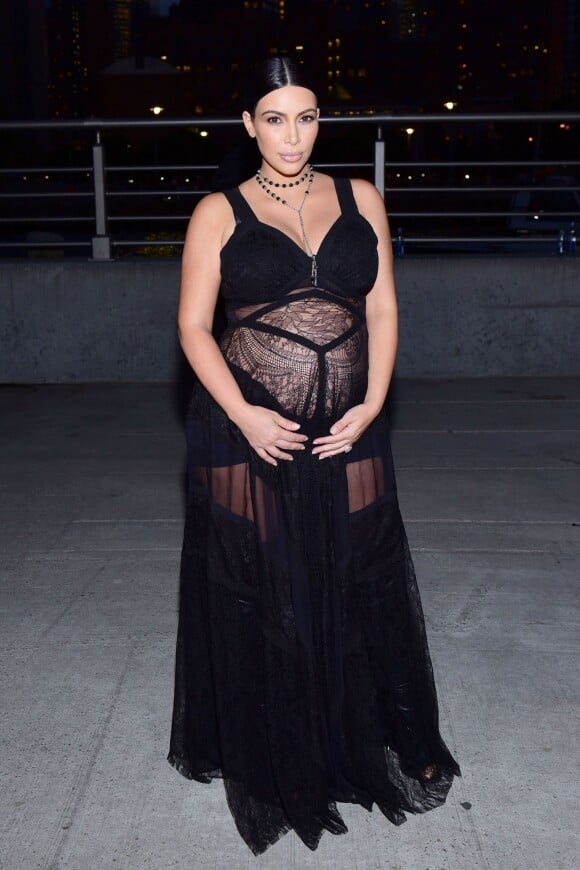 Kim Kardashian, enceinte (de son fils Saint) au défilé Givenchy, collection printemps-été 2016 à New York, le 11 septembre 2015.