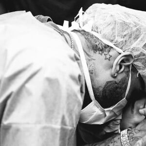 Chris Brown partage des photos de la naissance de son petit garçon sur Instagram, le 13 décembre 2019.
