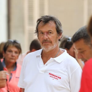 Jean-Luc Reichmann lors du trophée de pétanque "Sénéquier 209" sur la place des Lices à Saint-Tropez, Côte d'Azur, France, le 22 août 2019. Une place provençale typique, de la pétanque, des people, voici le cadre prometteur du trophée Sénéquier, le célèbre café de Saint-Tropez, organisé avec le concours de la Ville. Cet évènement réunit les meilleurs joueurs mondiaux.