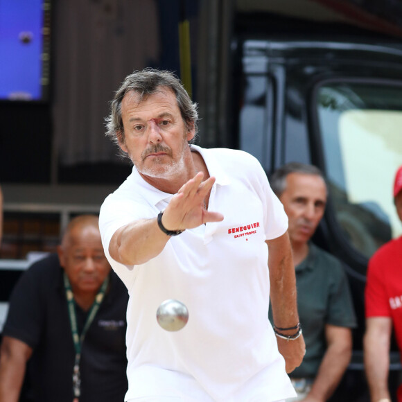 Jean-Luc Reichmann lors du trophée de pétanque "Sénéquier 209" sur la place des Lices à Saint-Tropez, Côte d'Azur, France, le 22 août 2019. Une place provençale typique, de la pétanque, des people, voici le cadre prometteur du trophée Sénéquier, le célèbre café de Saint-Tropez, organisé avec le concours de la Ville. Cet évènement réunit les meilleurs joueurs mondiaux.