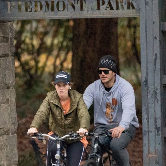 Exclusif - Chris Pratt et sa femme Katherine Schwarzenegger font du vélo en amoureux dans le quartier de Piedmont Park à Atlanta, le 22 novembre 2019