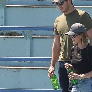 Exclusif - Chris Pratt et sa femme Katherine Schwarzenegger, en amoureux, ont encouragé Jack, le fils de Chris, lors de son match de football à Los Angeles le 22 septembre 2019.