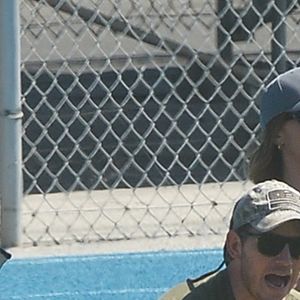 Exclusif - Chris Pratt et sa femme Katherine Schwarzenegger, en amoureux, ont encouragé Jack, le fils de Chris, lors de son match de football à Los Angeles le 22 septembre 2019.