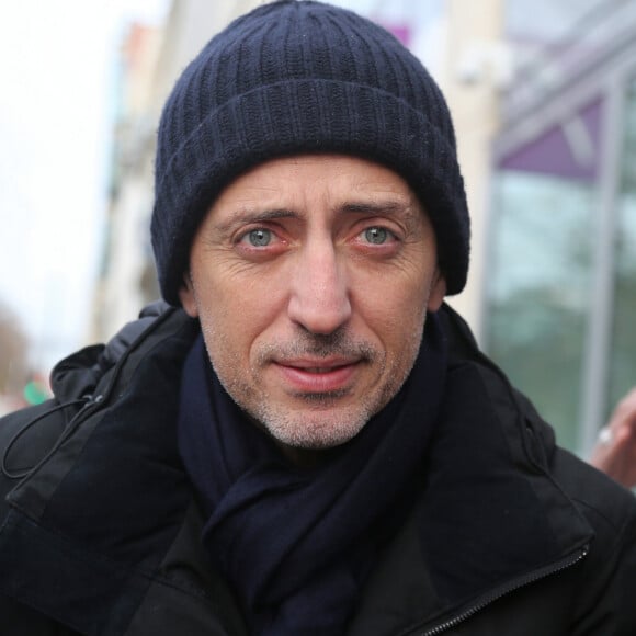 Le comédien Gad Elmaleh à la sortie des studios de la radio RTL à Paris le 12 décembre 2019. © Jonathan Rebboah / Panoramic / Bestimage