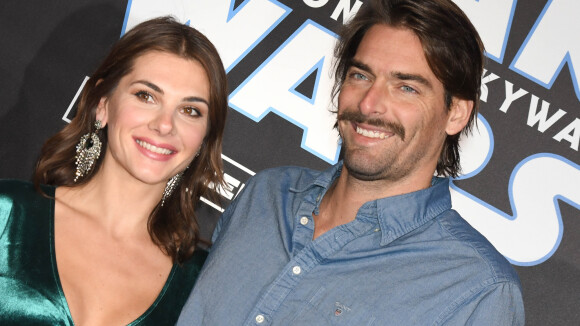 Camille Lacourt moustachu et souriant avec sa chérie Alice pour Star Wars