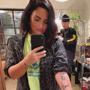 Demi Lovato et l'artiste tatoueur Dr Woo. Avril 2019.
