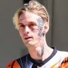 Aaron Carter s'est fait tatouer le visage de Rihanna sur le visage à Los Angeles. Le tatouage représente la couverture d'un magazine vintage où Rihanna pose avec des serpents! Le 29 septembre 2019
