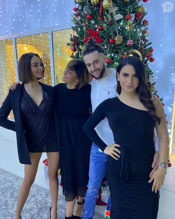 Nabilla Vergara entourée de son frère Tarek Benattia, leur maman Marie-Luce et sa belle-soeur Camélia pour Noël à Dubaï, le 25 décembre 2019.