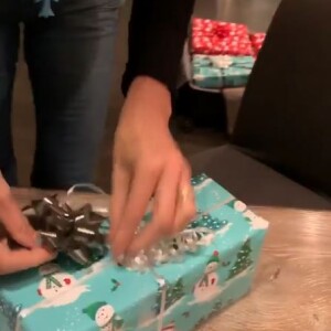 Laeticia Hallyday emballe ses cadeaux de Noël à Los Angeles, le 20 décembre 2019.