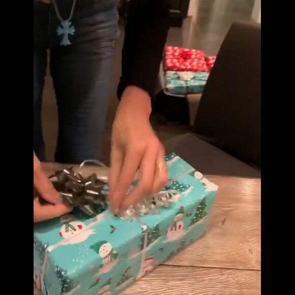 Laeticia Hallyday emballe ses cadeaux de Noël à Los Angeles, le 20 décembre 2019.