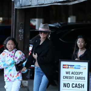 Laeticia Hallyday avec ses filles Jade et Joy au club privé Soho Warehouse en milieu d'après midi à Los Angeles le 15 décembre 2019.