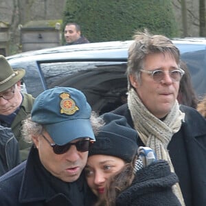Dennis Berry (Mari de la défunte) et Marion Cotillard - Arrivées aux obsèques de Anna Karina en la chapelle de l'Est au cimetière du Père Lachaise à Paris. Le 21 décembre 2019